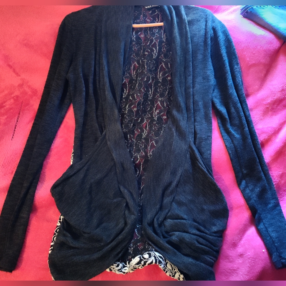 Wet Seal Long Sleeve Grey And White Cardigan With Floral Details.